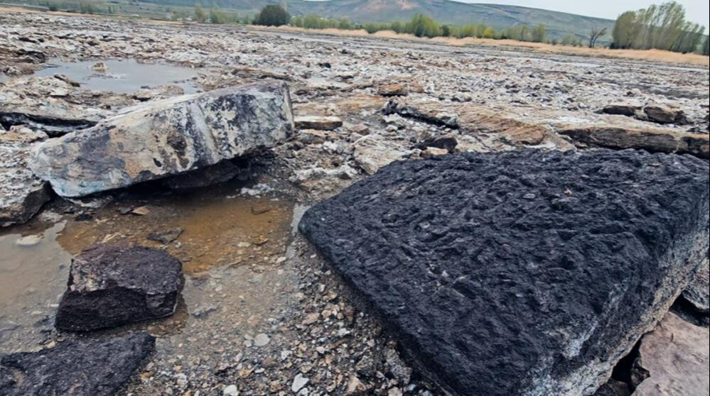 Bitlis'te tüyler ürperten manzara! Tarihi mezar hedefleri oldu - 3. Resim
