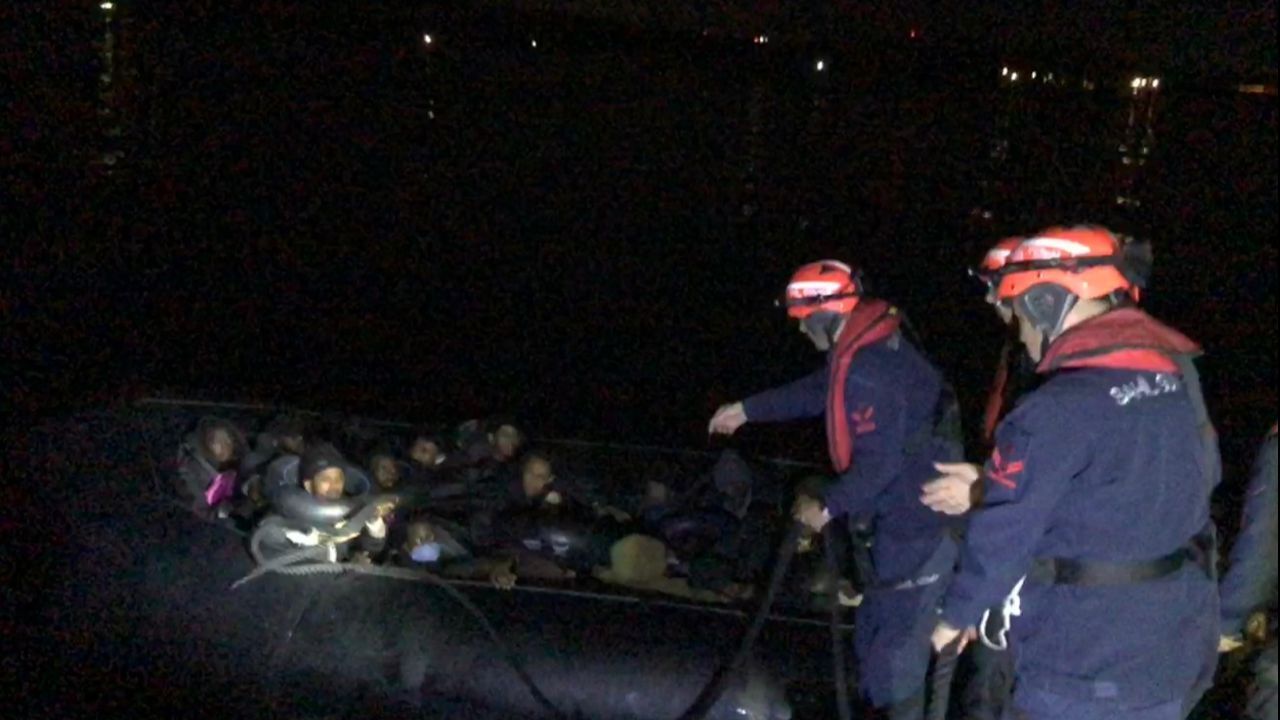 Çeşme açıklarında 5'i çocuk 48 göçmen yakalandı Çeşme açıklarında 5'i çocuk 48 göçmen yakalandı