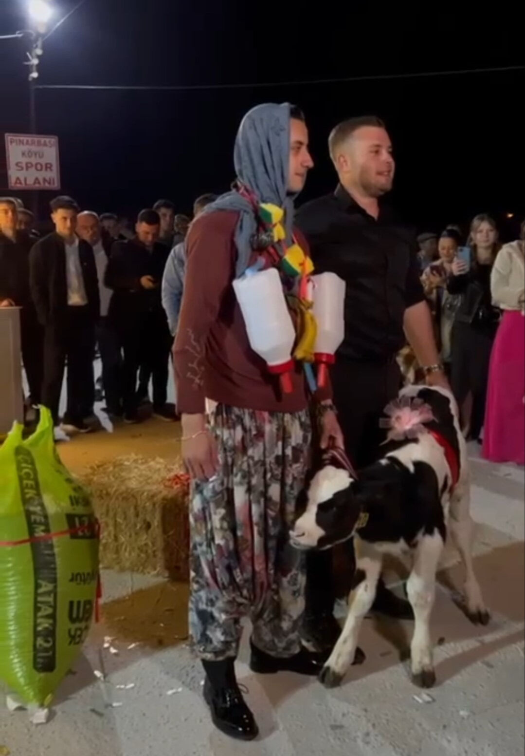 Düğünde geline buzağı sürprizi! Takı yerine damada verilen hediyeler şaşkına çevirdi Düğünde geline buzağı sürprizi! Takı yerine damada verilen hediyeler şaşkına çevirdi - 2. Resim