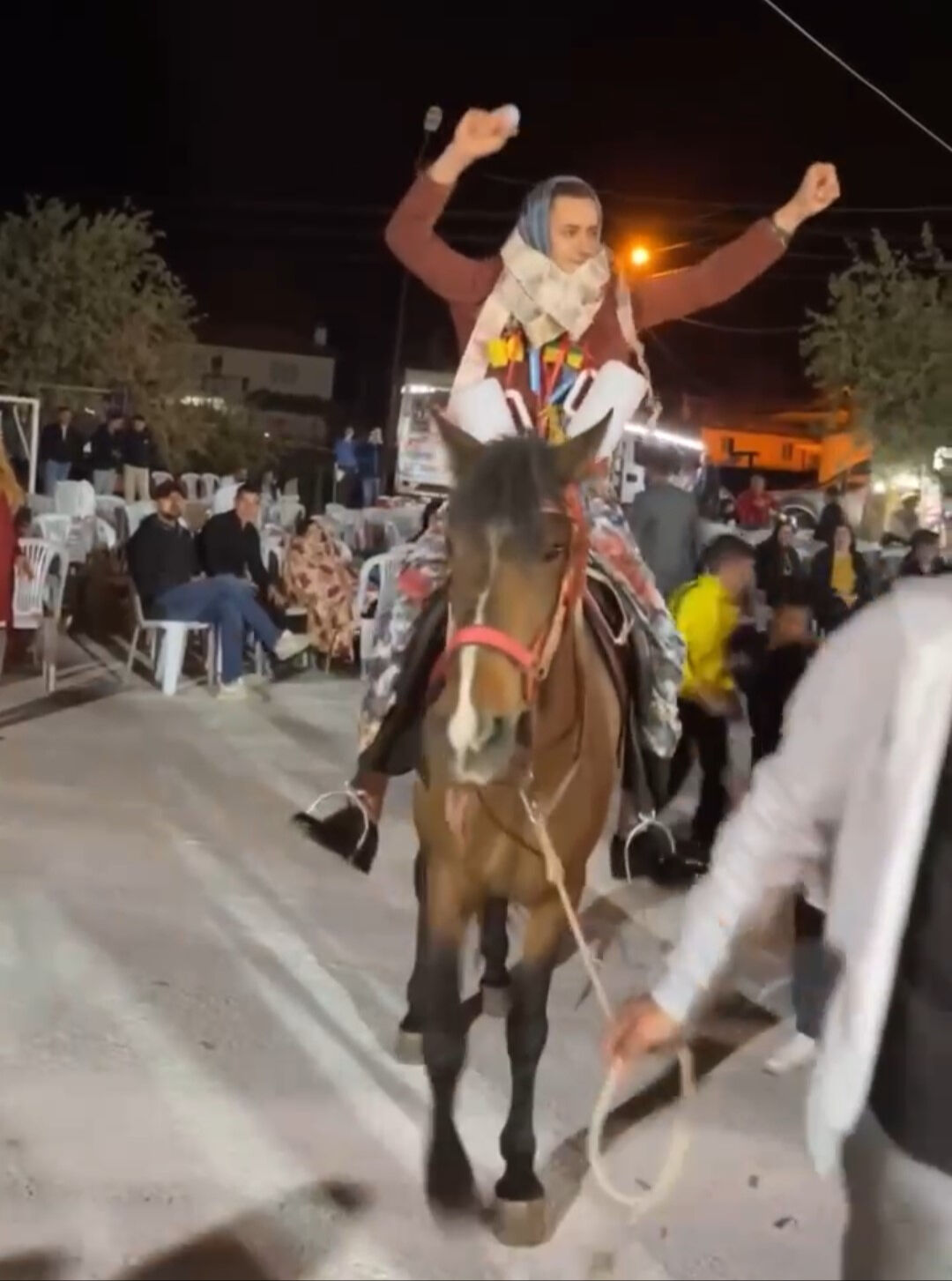 Düğünde geline buzağı sürprizi! Takı yerine damada verilen hediyeler şaşkına çevirdi Düğünde geline buzağı sürprizi! Takı yerine damada verilen hediyeler şaşkına çevirdi - 4. Resim