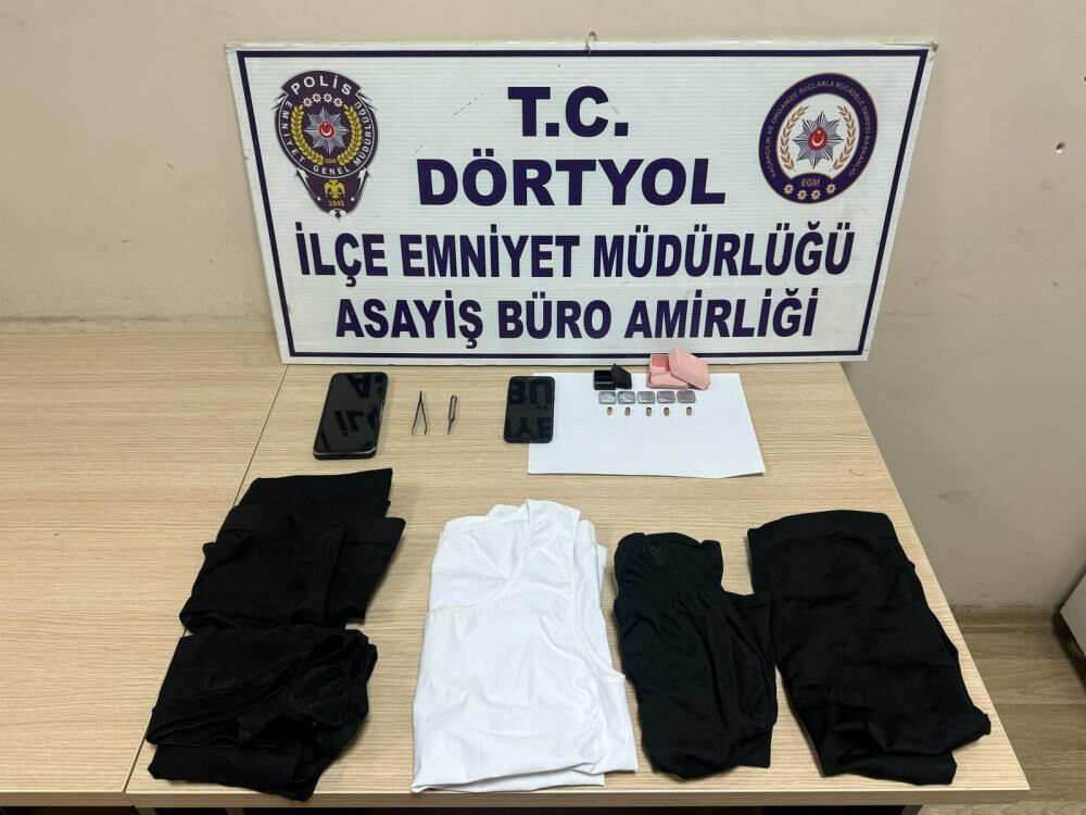 Ehliyet sınavında kopya düzeneği ifşa oldu! Araçta bulunanlar pes dedirtti Ehliyet sınavında kopya düzeneği ifşa oldu! Araçta bulunanlar pes dedirtti - 1. Resim