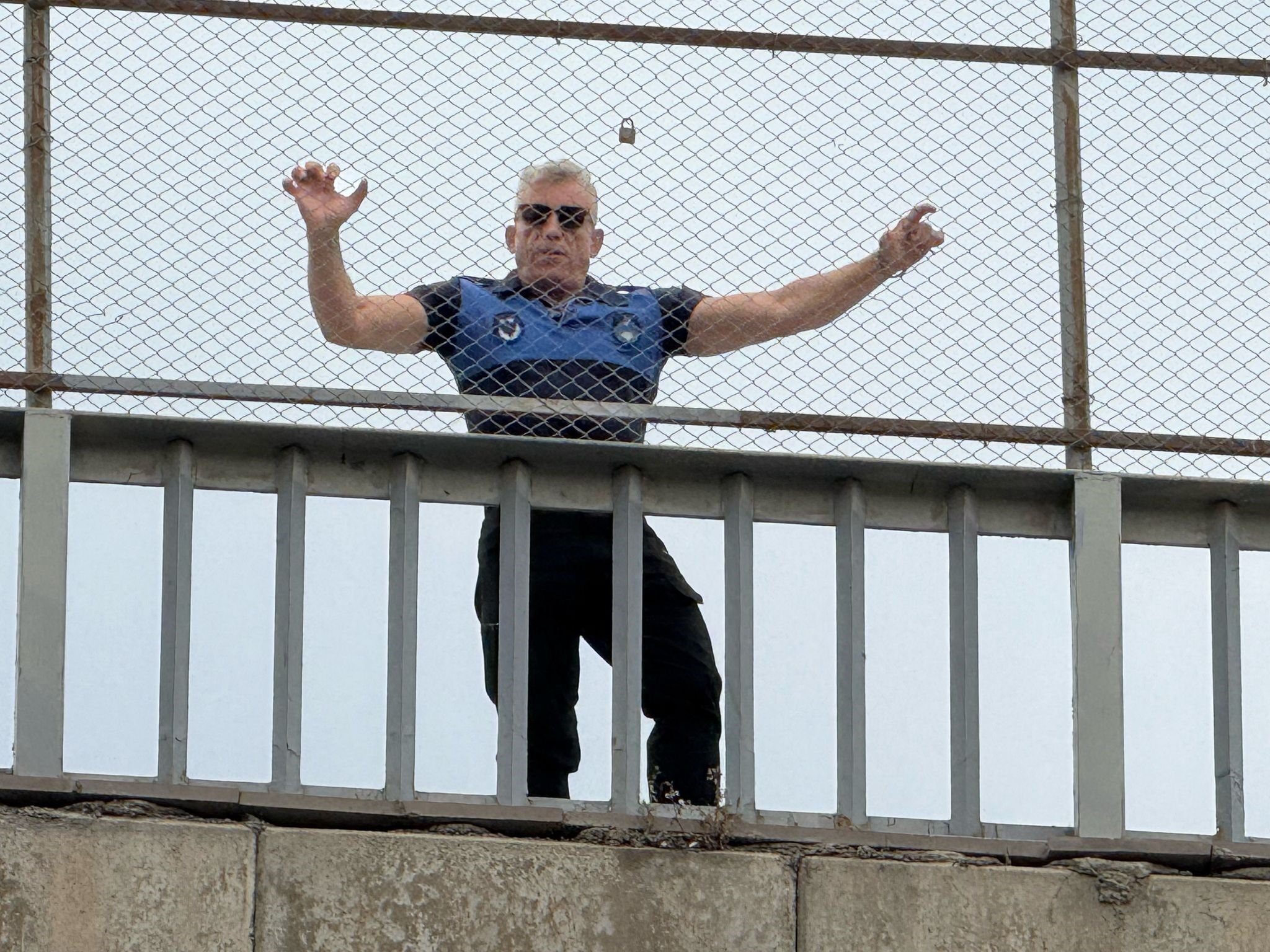 Film gibi kovalamaca! Dağ bayır koştular... Dilenci önde zabıta peşinde vadiye girdiler Film gibi kovalamaca! Dağ bayır koştular... Dilenci önde zabıta peşinde maraton koştular - 2. Resim