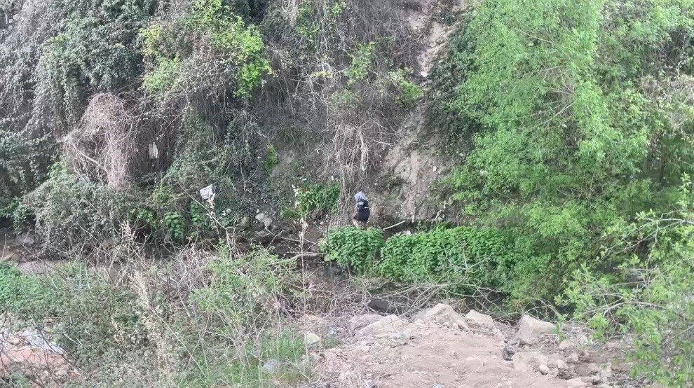 Film gibi kovalamaca! Dağ bayır koştular... Dilenci önde zabıta peşinde vadiye girdiler Film gibi kovalamaca! Dağ bayır koştular... Dilenci önde zabıta peşinde maraton koştular - 1. Resim