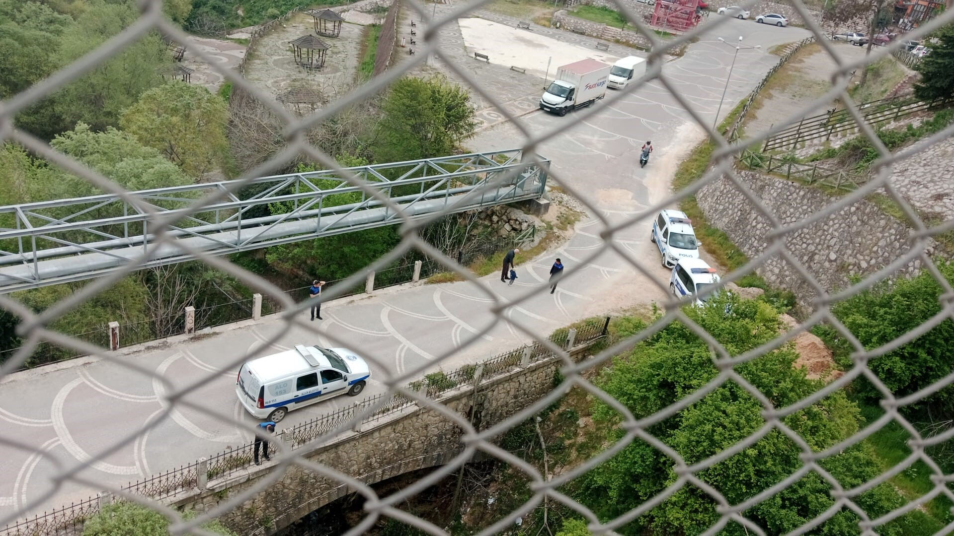 Film gibi kovalamaca! Dağ bayır koştular... Dilenci önde zabıta peşinde vadiye girdiler Film gibi kovalamaca! Dağ bayır koştular... Dilenci önde zabıta peşinde maraton koştular - 3. Resim