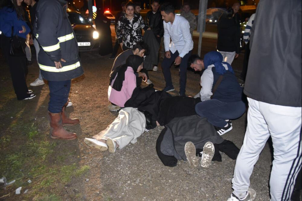 Gümüşhane'de korkunç kaza! Çarpışan arabalar kalabalığın arasına daldı: 11 yaralı - 3. Resim