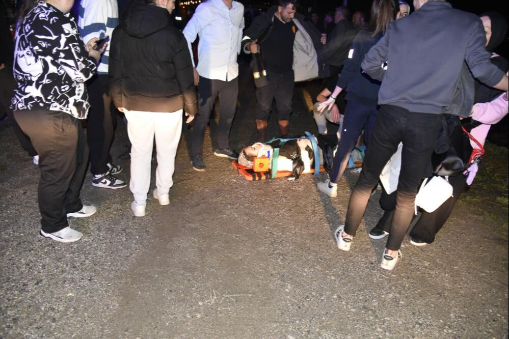 Gümüşhane'de korkunç kaza! Çarpışan arabalar kalabalığın arasına daldı: 11 yaralı - 1. Resim