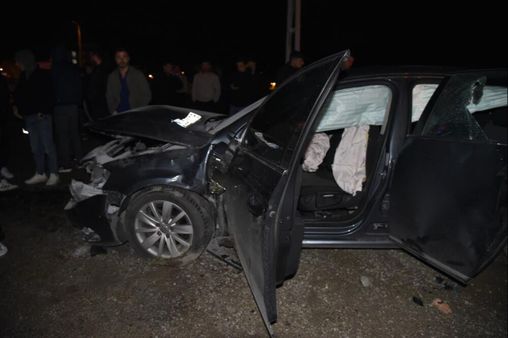 Gümüşhane'de korkunç kaza! Çarpışan arabalar kalabalığın arasına daldı: 11 yaralı - 2. Resim