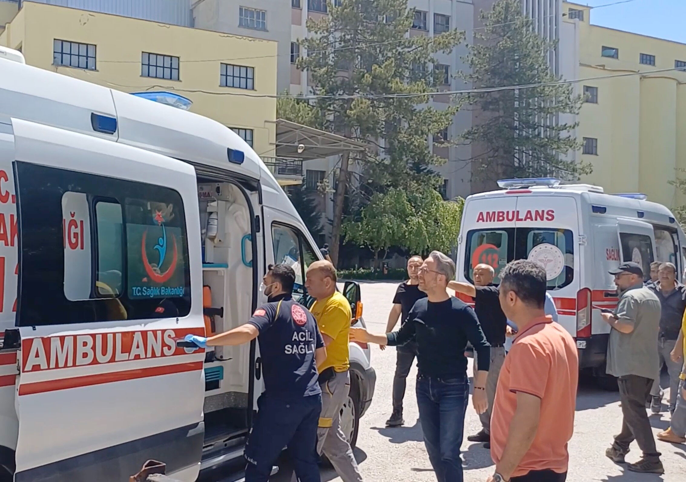 Hatap Un Fabrikası'nda patlama! Ambulanslar peş peşe geldi Hatay Un Fabrikası'nda patlama! Ambulanslar peş peşe geldi - 1. Resim