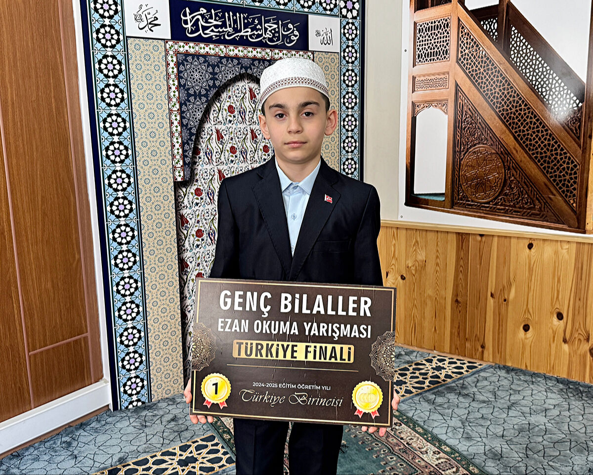 Hayali Ayasofya Cami müezzini olmak! Türkiye birincisi olan imam hatip öğrencisi dinleyenleri mest etti Hayali Ayasofya Cami müezzini olmak! Türkiye birincisi olan imam hatip öğrencisi dinleyenleri mest etti - 4. Resim