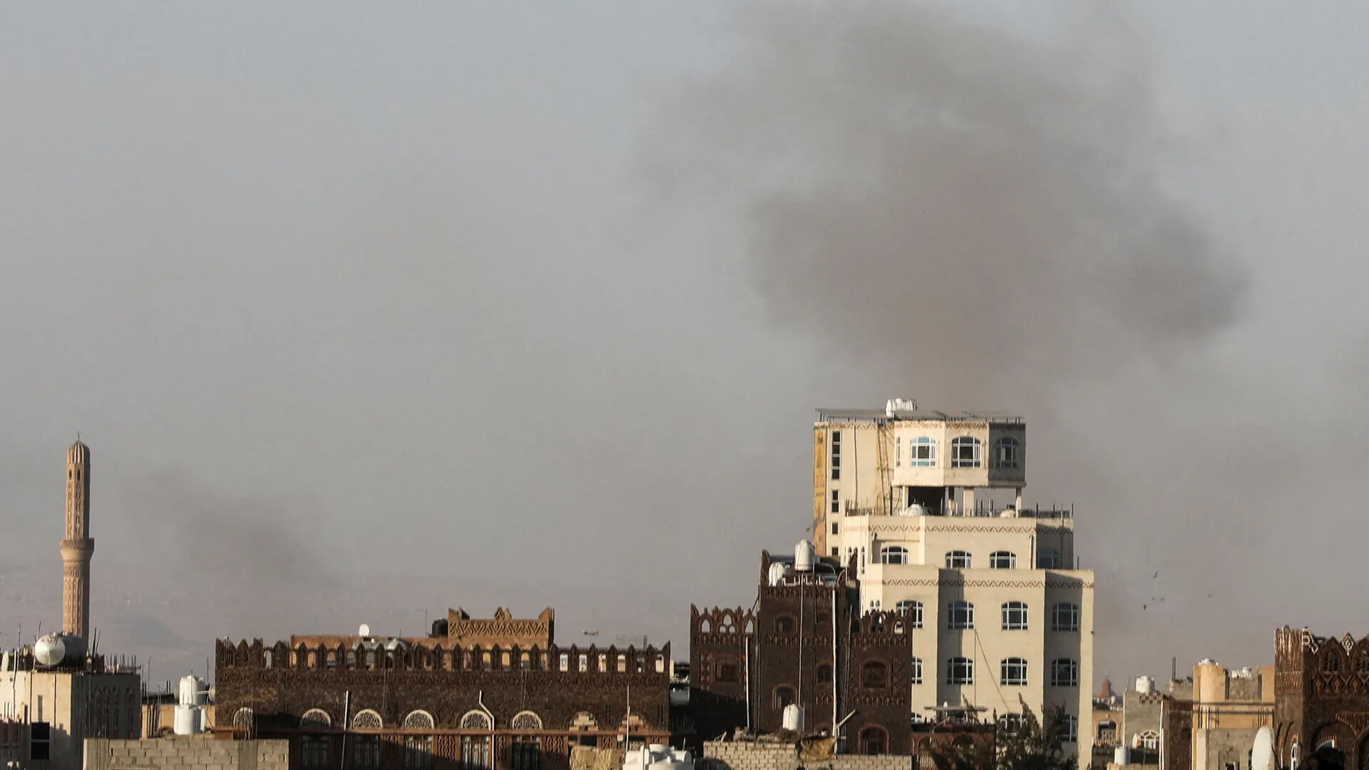 İsrail'den Yemen’e peş peşe saldırı! Sana Havalimanı vuruldu Yemen
