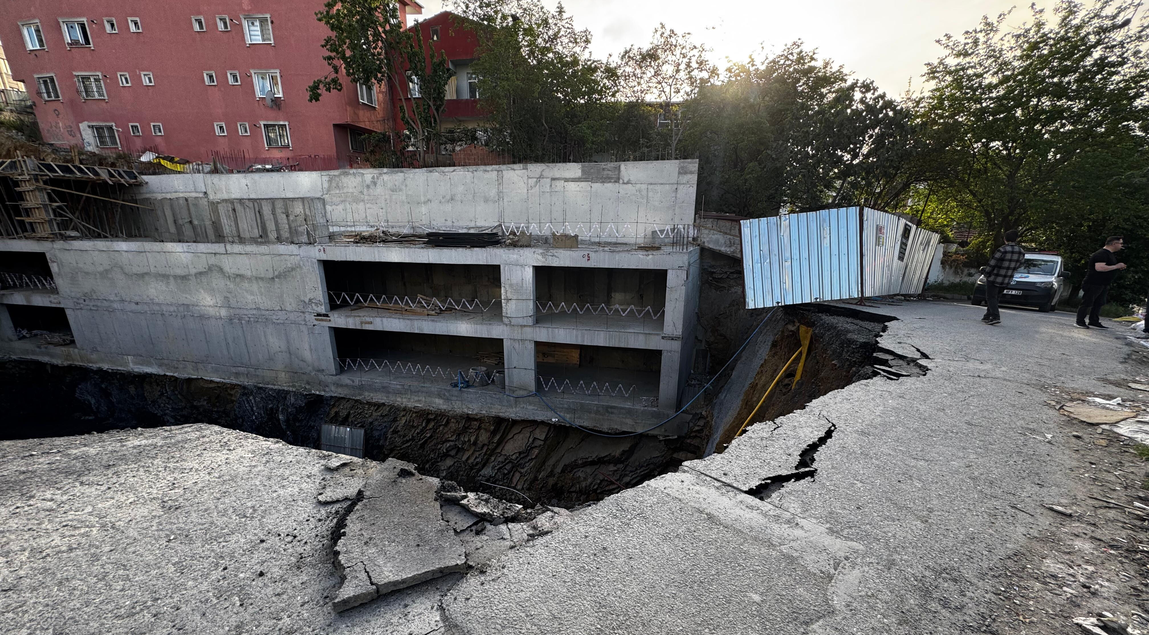 İstanbul'da Gaziosmanpaşa'da yol çöktü! Ekipler bölgede - 1. Resim