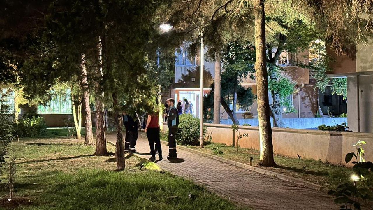 Kadıköy'de apartmanda yangın: 1 kişi can verdi Kadıköy'de apartmanda yangın: 1 kişi can verdi
