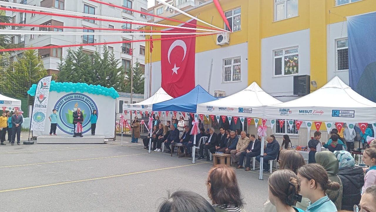 Kadıköy'deki Hakkı Değer Ortaokulu'nda bilim şöleni ilgi gördü Kadıköy'deki Hakkı Değer Ortaokulu'nda bilim şöleni ilgi gördü - 1. Resim