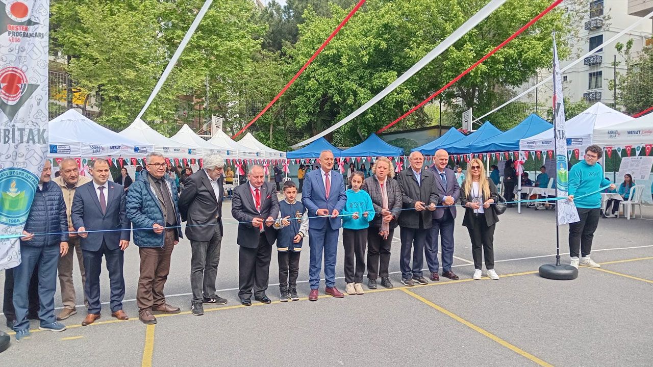 Kadıköy'deki Hakkı Değer Ortaokulu'nda bilim şöleni ilgi gördü Kadıköy'deki Hakkı Değer Ortaokulu'nda bilim şöleni ilgi gördü