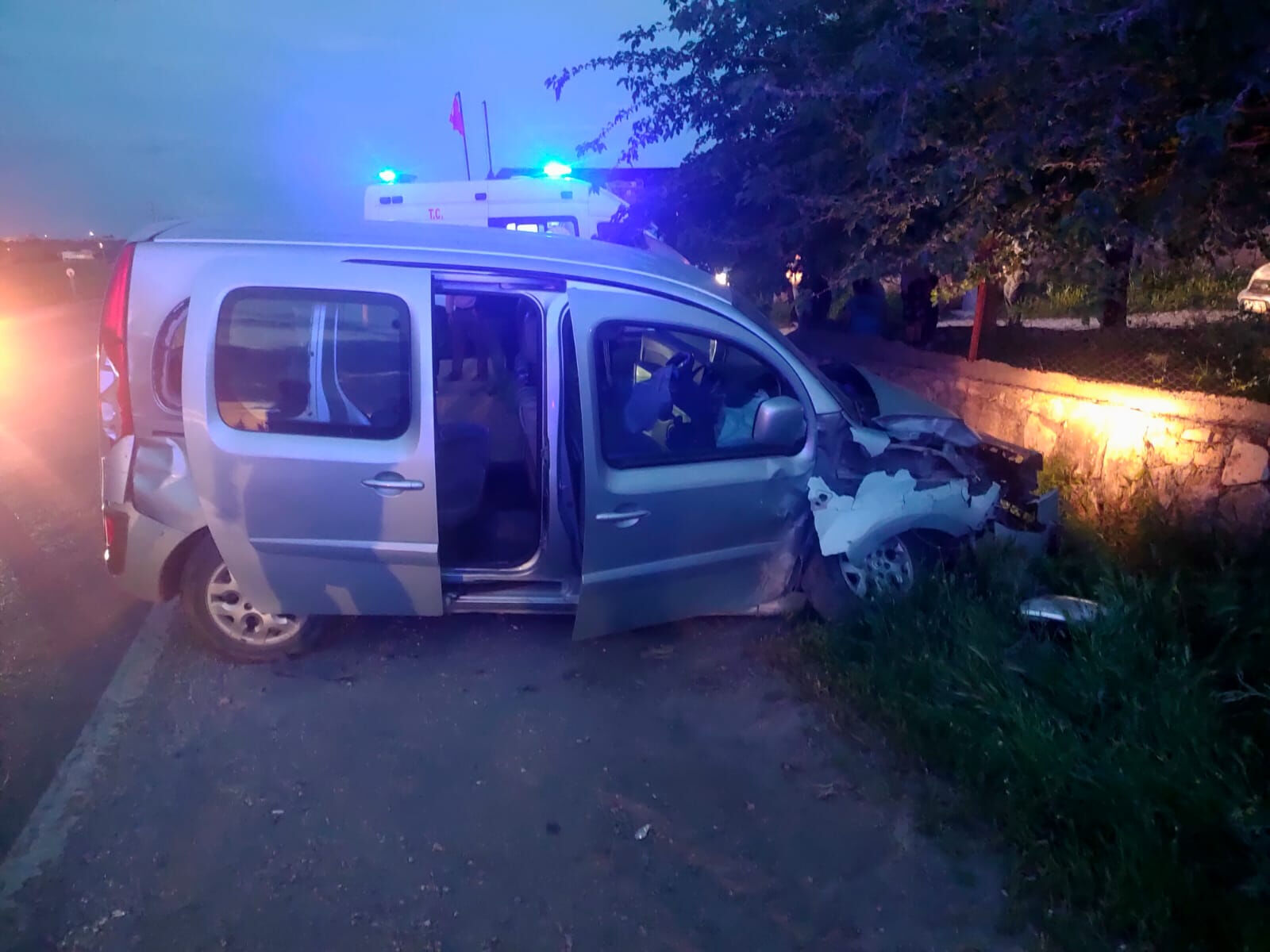 Kamyonet, ticari aracı biçti! Korkunç kazada yaralılar var - 1. Resim