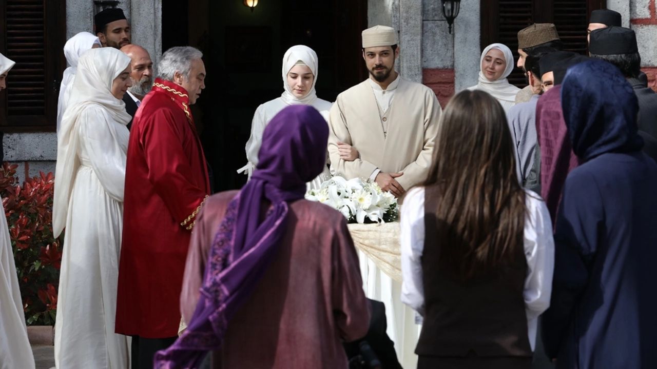 Kızıl Goncalar bitti mi, yeni bölüm olacak mı? Kızıl Goncalar final bölümü olup olmadığı merak ediliyor Kızıl Goncalar bitti mi, yeni bölüm olacak mı? Kızıl Goncalar final bölümü olup olmadığı merak ediliyor