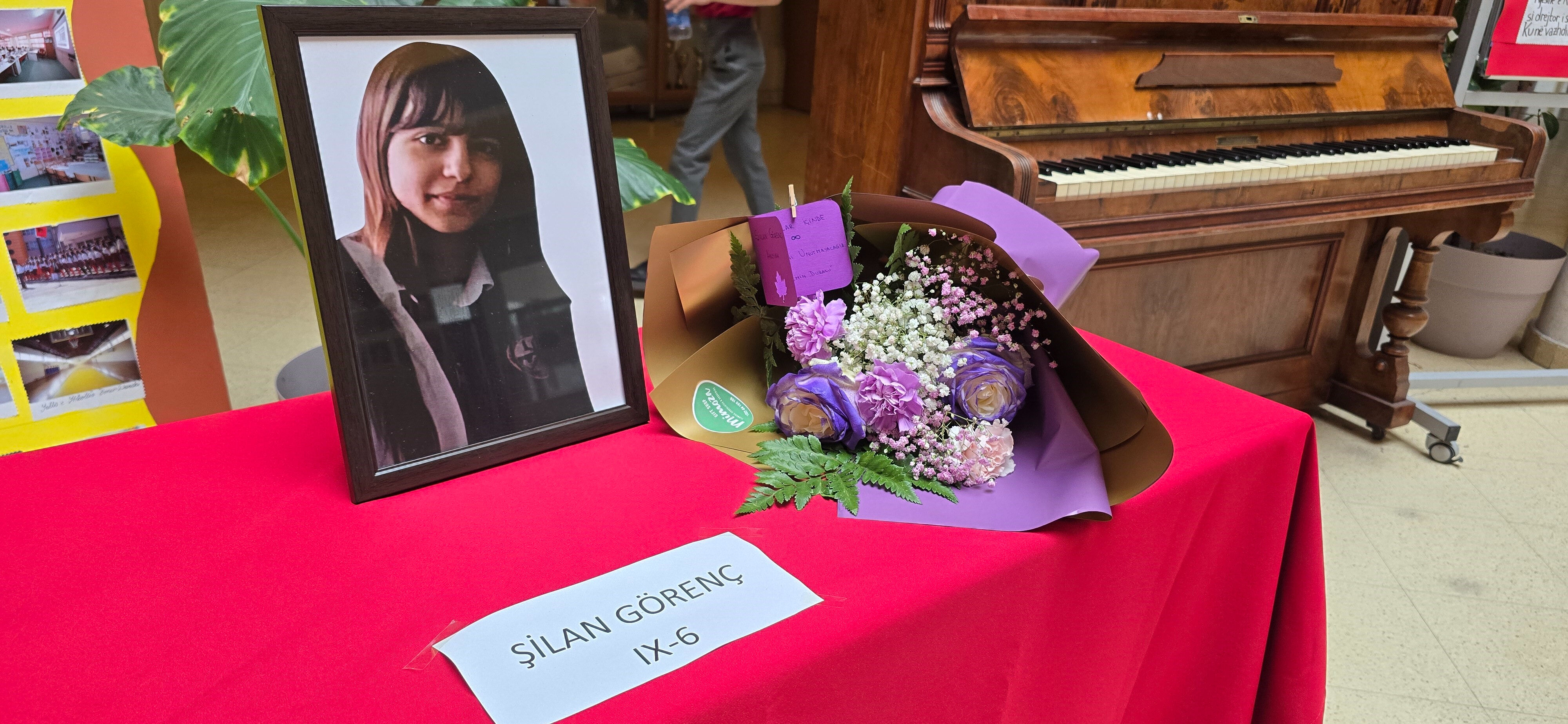 Kosova’da babası tarafından katledilmişti! 15 yaşındaki Şilan’ın okulunda düzenlenen tören yürek burktu - 1. Resim