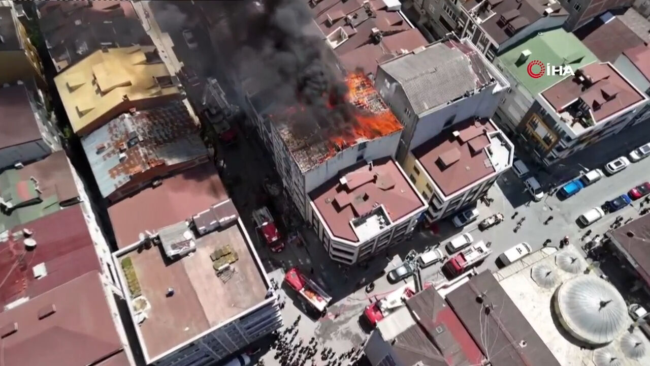 Küçükçekmece'de 5 katlı binada yangın! Ekipler müdahale ediyor Küçükçekmece'de 5 katlı binada yangın! Ekipler müdahale ediyor - 1. Resim