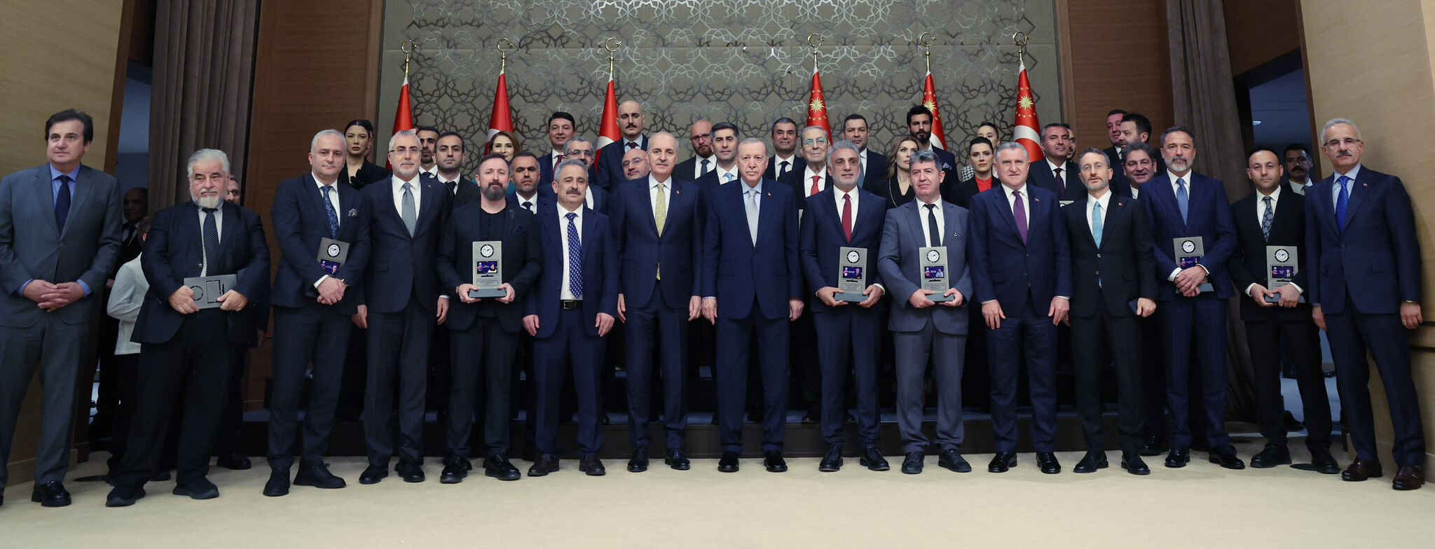 Ödülünü Cumhurbaşkanı Erdoğan verdi! Yılın Köşe Yazarı Yücel Koç Ödülünü Cumhurbaşkanı Erdoğan verdi! Yılın Köşe Yazarı Yücel Koç - 1. Resim