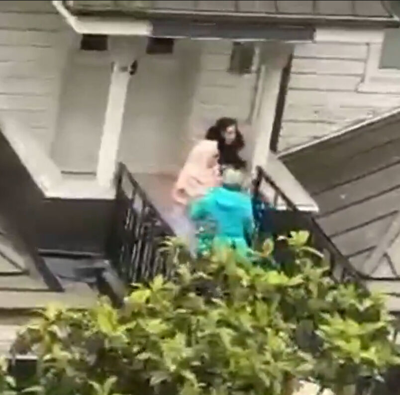 Olay anlar! Orhan Gencebay'ın eşi Sevim Emre, yalı komşusuyla birbirine girdi! Ayırmak isteyeni de itti - 1. Resim