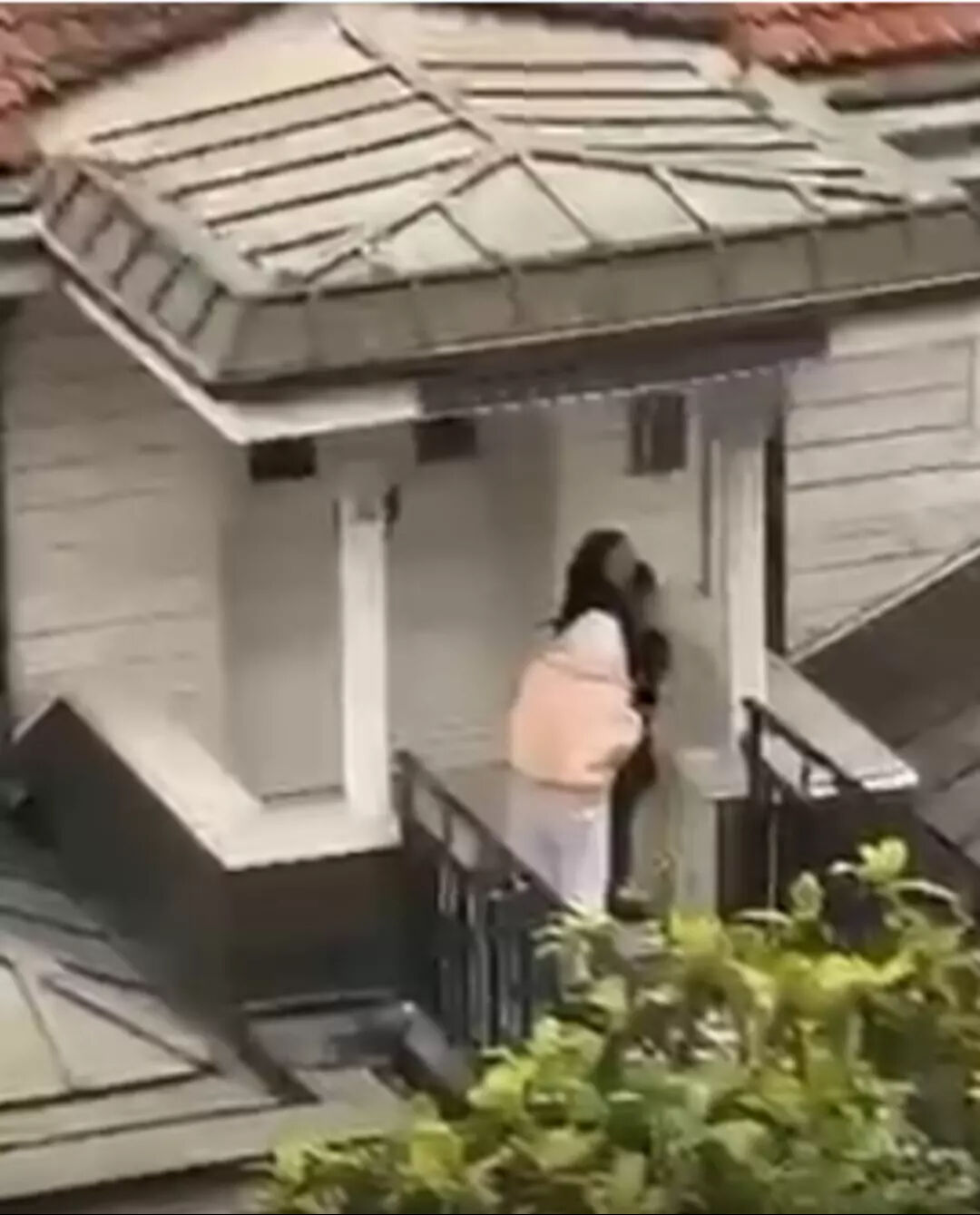 Olay anlar! Orhan Gencebay'ın eşi Sevim Emre, yalı komşusuyla birbirine girdi! Ayırmak isteyeni de itti - 2. Resim