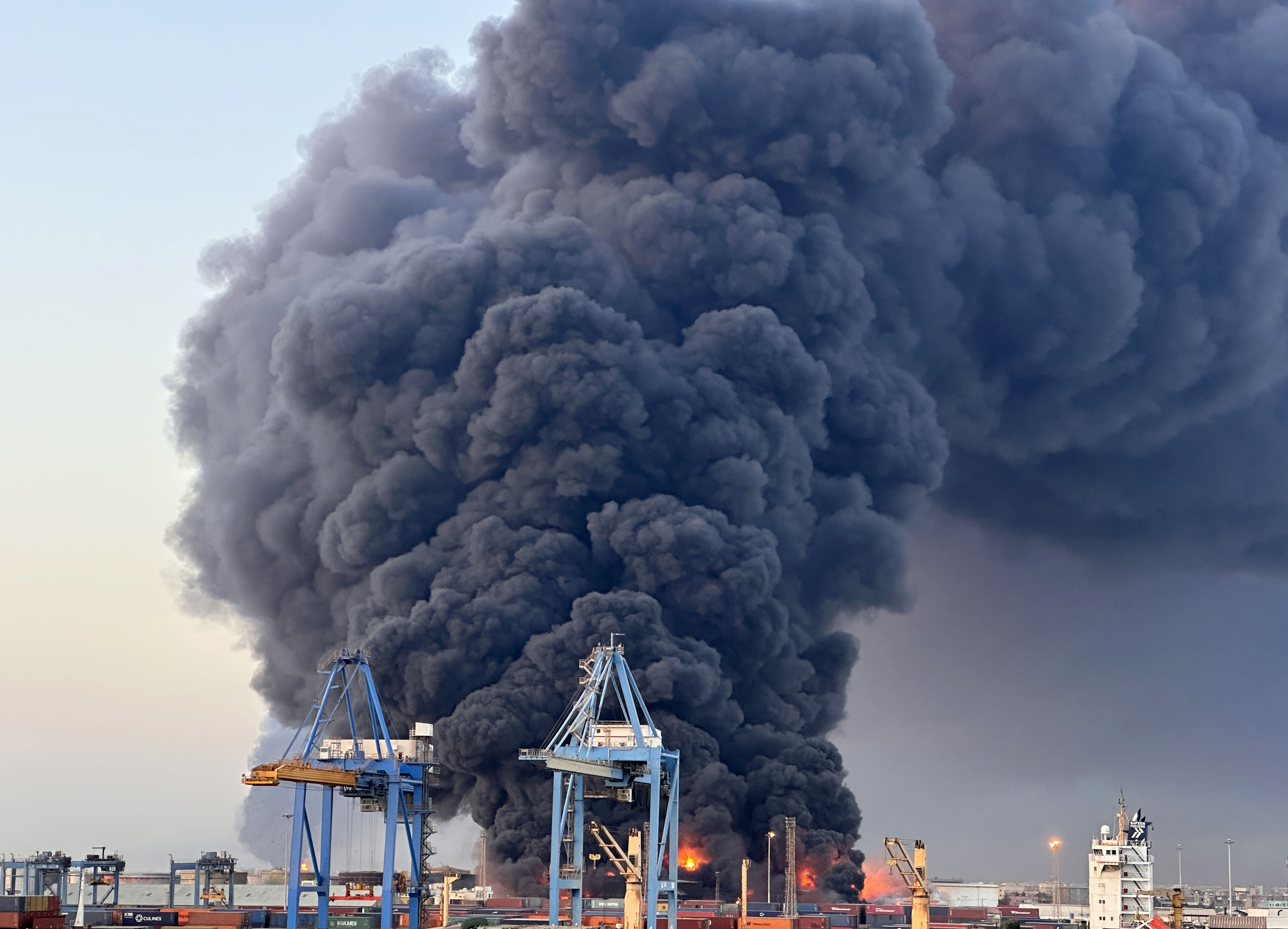 Port Sudan'da peş peşe patlamalar! Güney Limanı ve havalimanı hedef alındı Port Sudan'da peş peşe patlamalar! Güney Limanı ve havalimanı hedef alındı - 1. Resim
