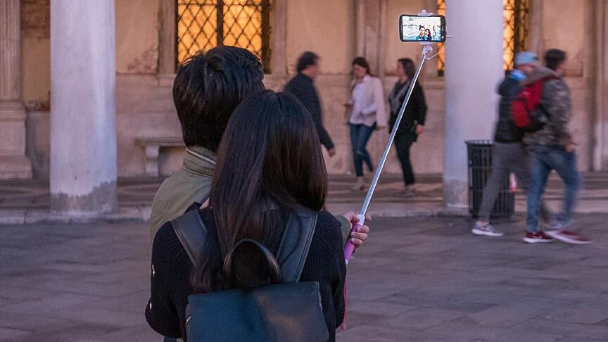 Tarihi yapıtın önünde facia! Selfie çekerken kabusu yaşadı Selfie çekmek için canından oluyordu! Facianın eşiğinden döndü - 1. Resim