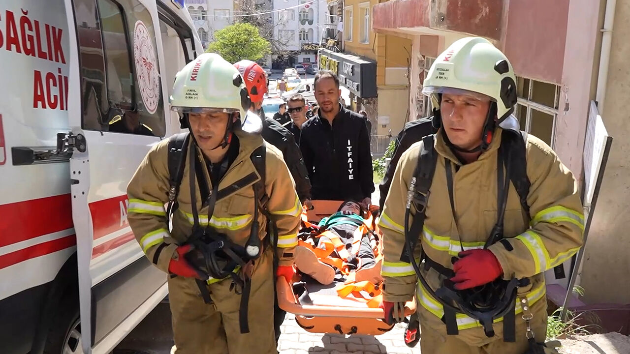 Tatbikatı gerçek sandılar! Enkazdaki çocuk mahalleliyi panikletti Tatbikatı gerçek sandılar! Enkazdaki çocuk mahalleliyi panikletti - 3. Resim