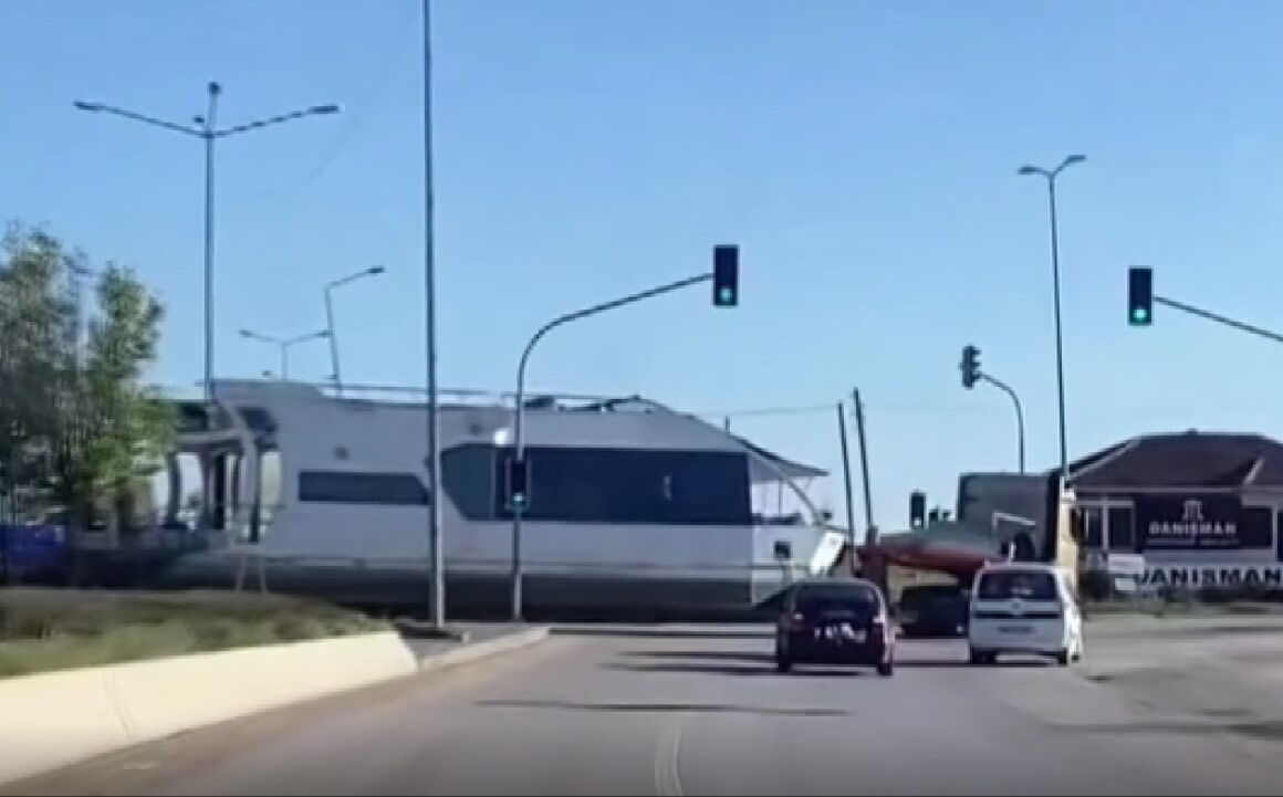 Tekneyi karadan yürüttüler, görenler dönüp bir daha baktı Tekneyi karadan yürüttüler, görenler dönüp bir daha baktı - 1. Resim