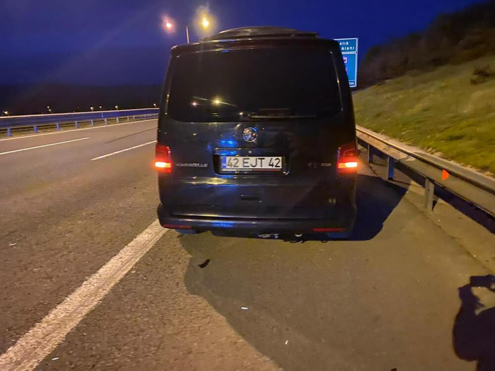TEM'de feci kaza: Arıza yapan araçtan inen 2 kişiye tır çarptı TEM'de feci kaza: Arıza yapan araçtan inen 2 kişiye tır çarptı - 1. Resim