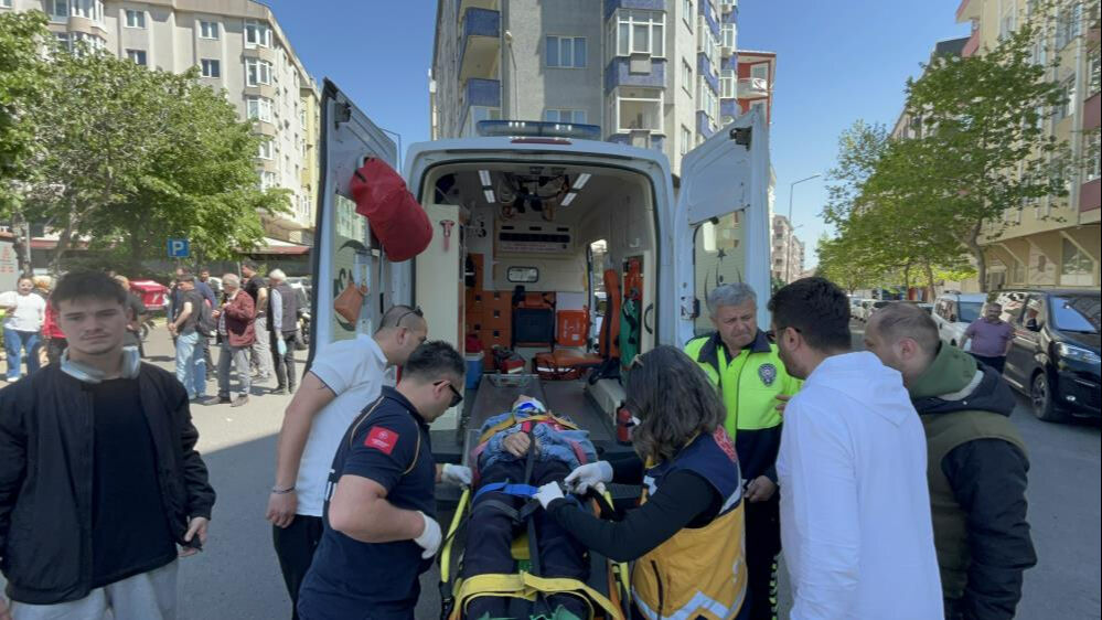 Ters yöne girdi, motosikleti bırakıp kaçtı! Kaza anı kamerada - 2. Resim