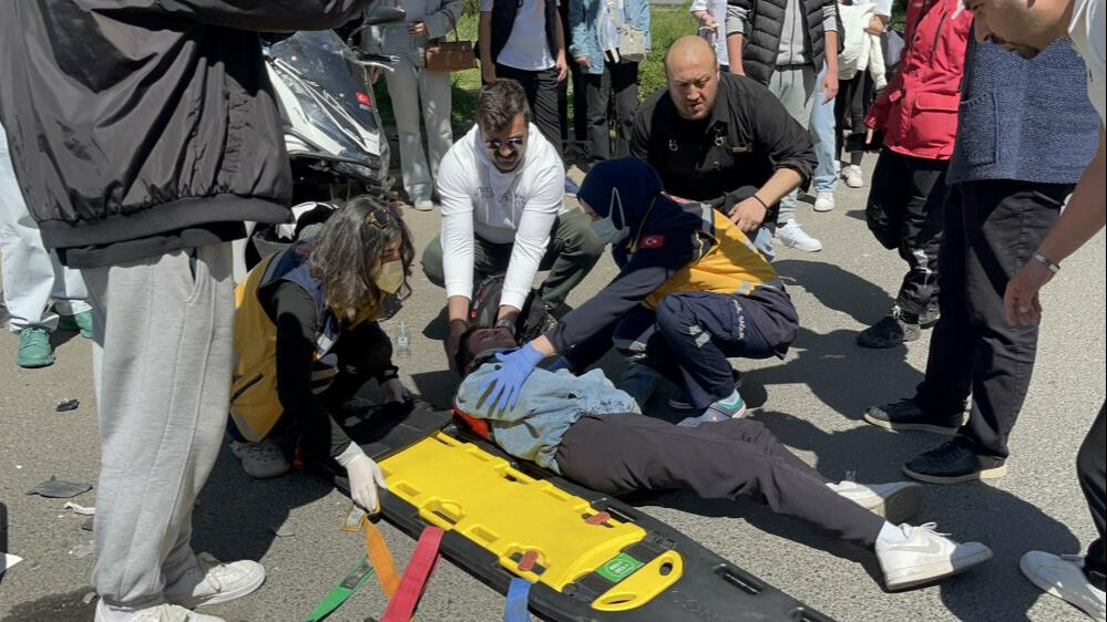 Ters yöne girdi, motosikleti bırakıp kaçtı! Kaza anı kamerada - 1. Resim