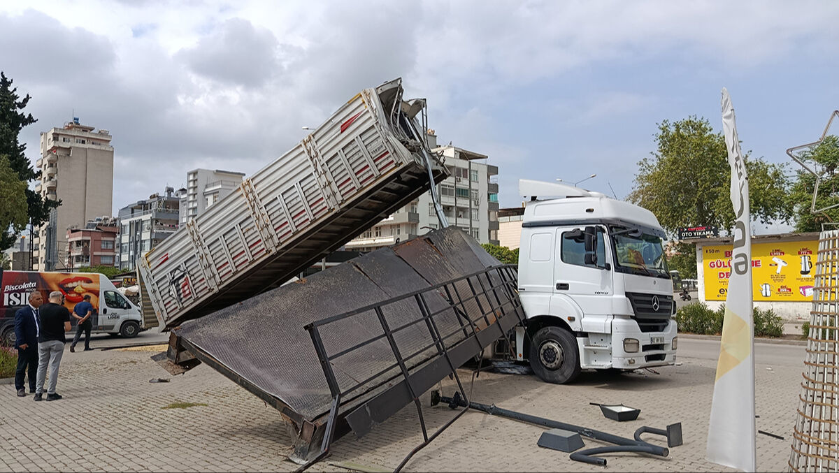 Üst geçidi koparan tır tehlike saçtı! Tırcı: Vurunca haberim oldu! - 2. Resim