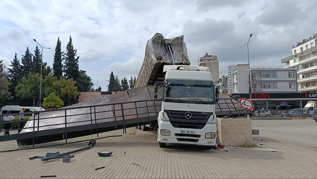 Üst geçidi koparan tır tehlike saçtı! Tırcı: Vurunca haberim oldu! - 3. Resim
