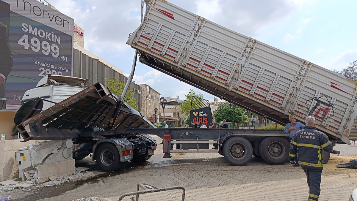 Üst geçidi koparan tır tehlike saçtı! Tırcı 