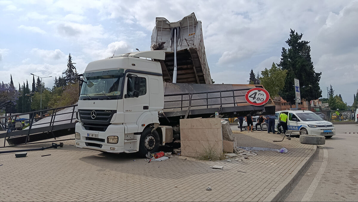 Üst geçidi koparan tır tehlike saçtı! Tırcı 