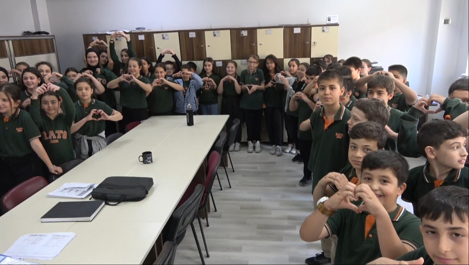 Aralarında gönül köprüsü kuruldu! Kahraman Mehmetçiklerden küçük kalplere yürek ısıtan cevap Aralarında gönül köprüsü kuruldu! Kahraman Mehmetçiklerden küçük kalplere yürek ısıtan cevap - 2. Resim