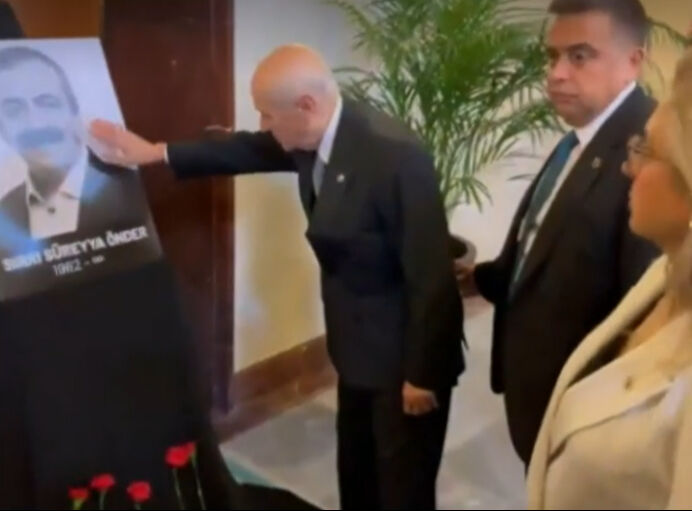 Bahçeli'den taziye ziyaretinde dikkat çeken hareket! Herkes o ana kilitlendi Bahçeli'den taziye ziyaretinde dikkat çeken hareket! Herkes o ana kilitlendi - 1. Resim