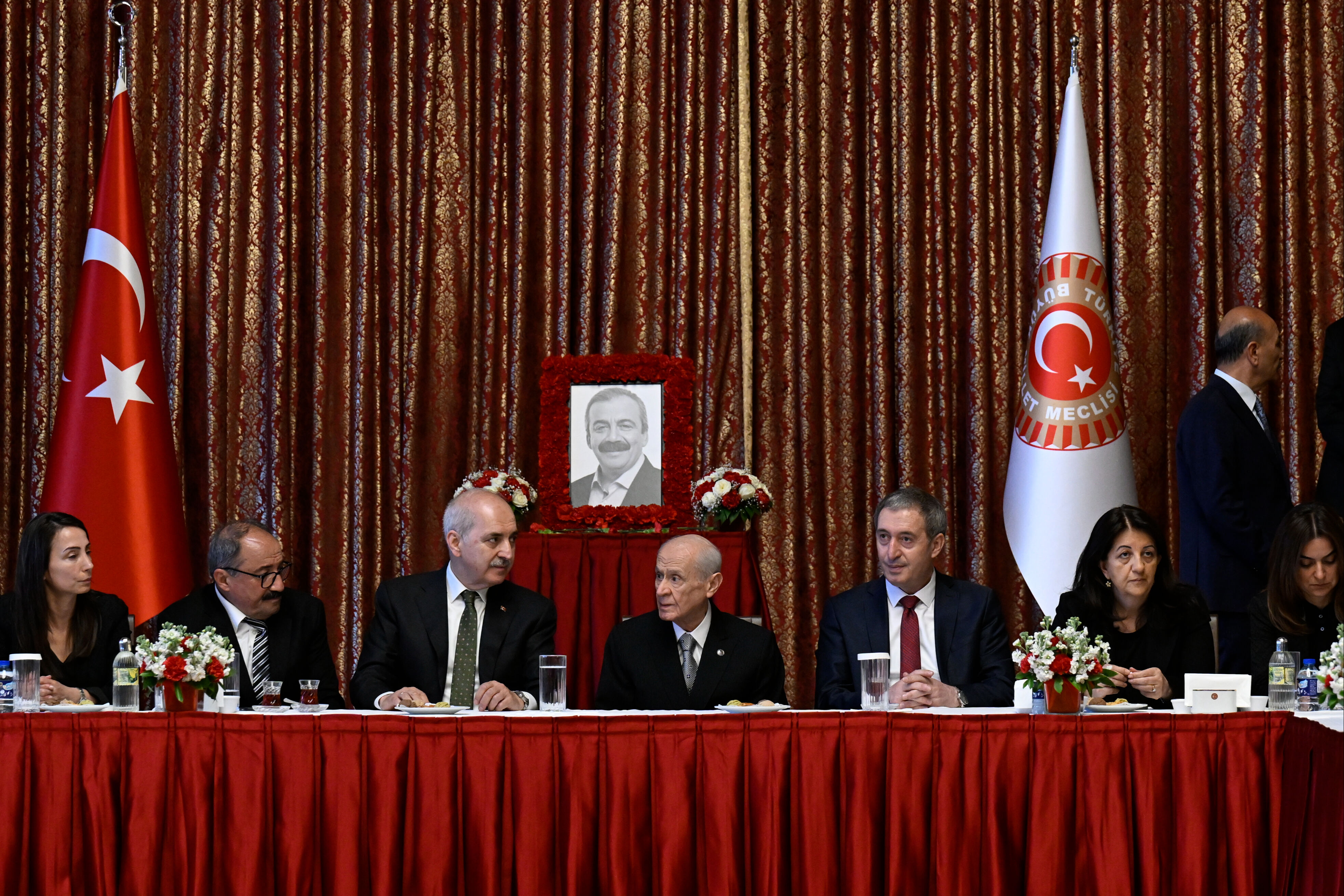 Bahçeli'den taziye ziyaretinde dikkat çeken hareket! Herkes o ana kilitlendi Bahçeli'den taziye ziyaretinde dikkat çeken hareket! Herkes o ana kilitlendi - 2. Resim