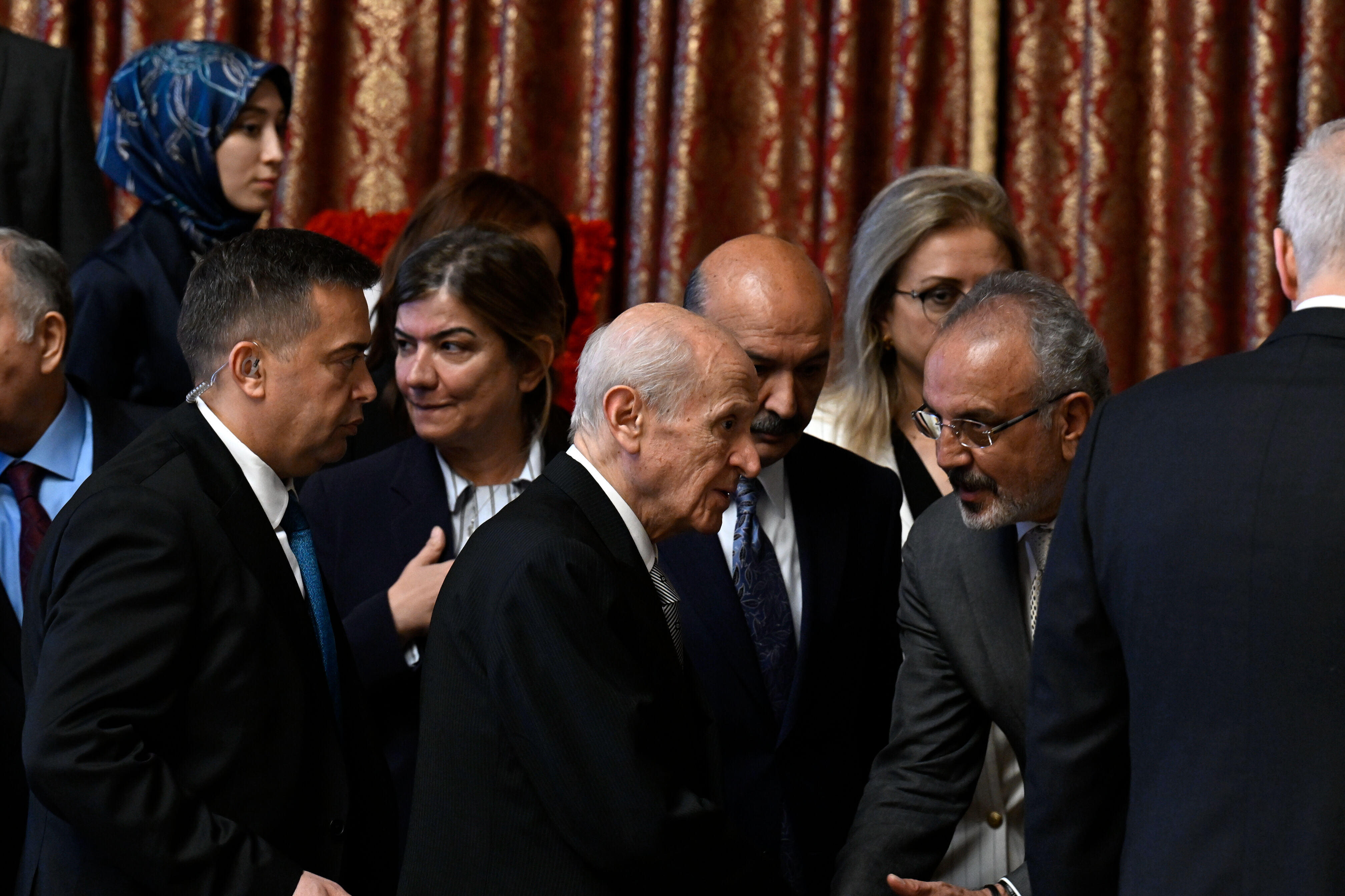 Bahçeli'den taziye ziyaretinde dikkat çeken hareket! Herkes o ana kilitlendi Bahçeli'den taziye ziyaretinde dikkat çeken hareket! Herkes o ana kilitlendi - 3. Resim