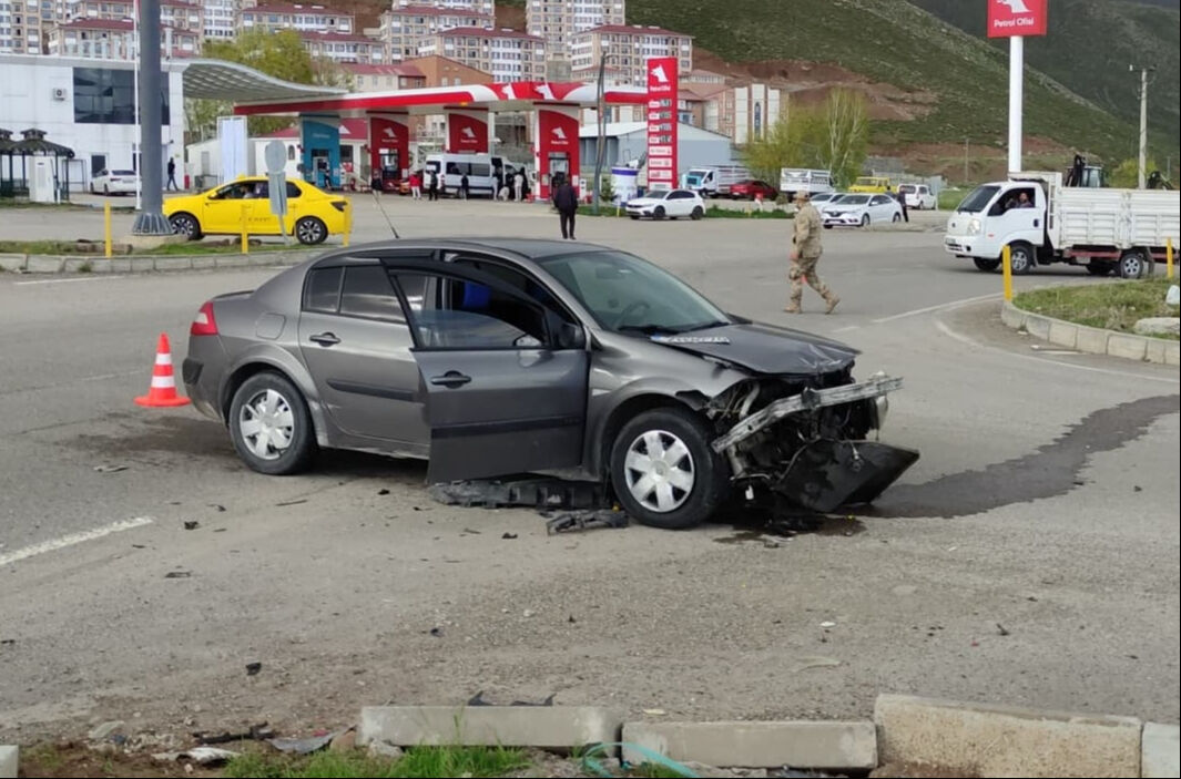 Bingöl'deki trafik kazasında can pazarı! Çok sayıda yaralı var - 1. Resim