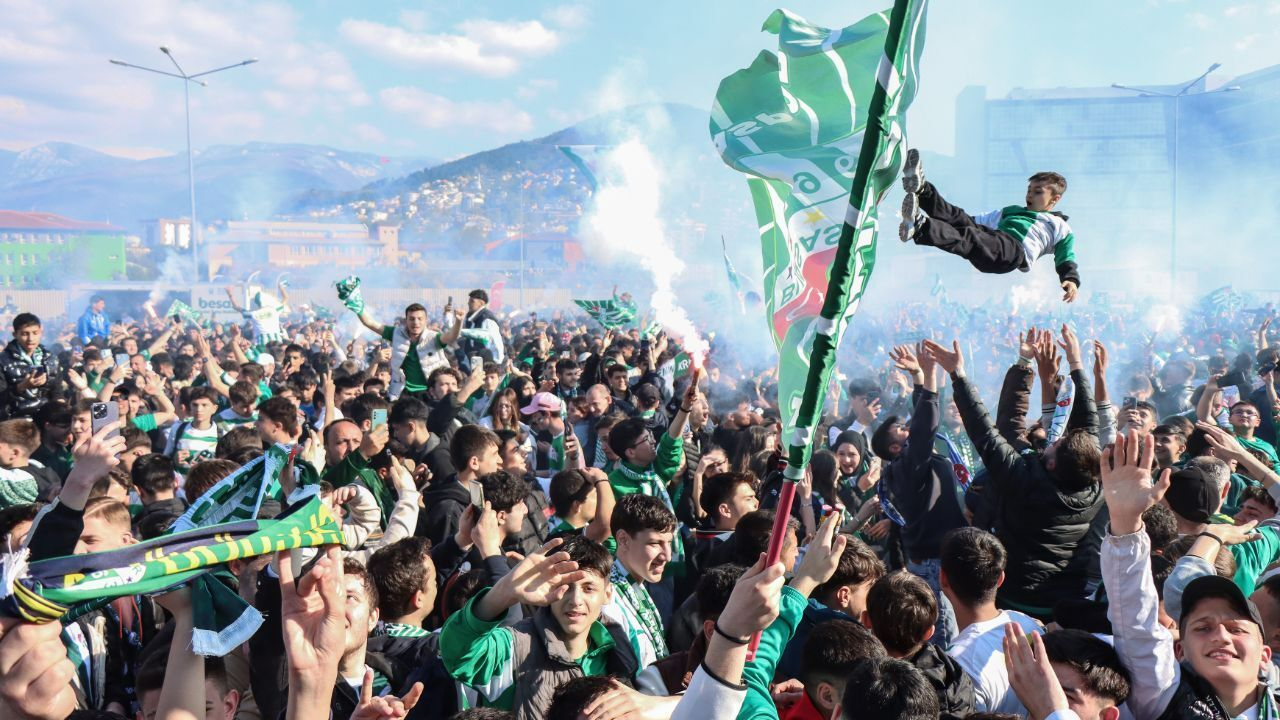 Bursaspor'dan kombine açıklaması: Geçmişte bunu başaran oldu mu? Bursaspor'dan kombine açıklaması: Geçmişte bunu başaran oldu mu?