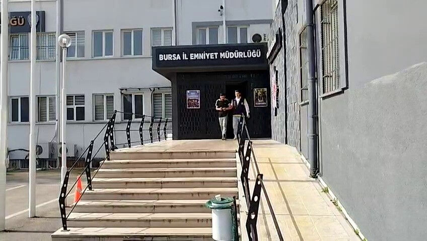 Çaldığı araç yolda bıraktı! Bursa'da fıkra gibi hırsızlık kamerada - 3. Resim