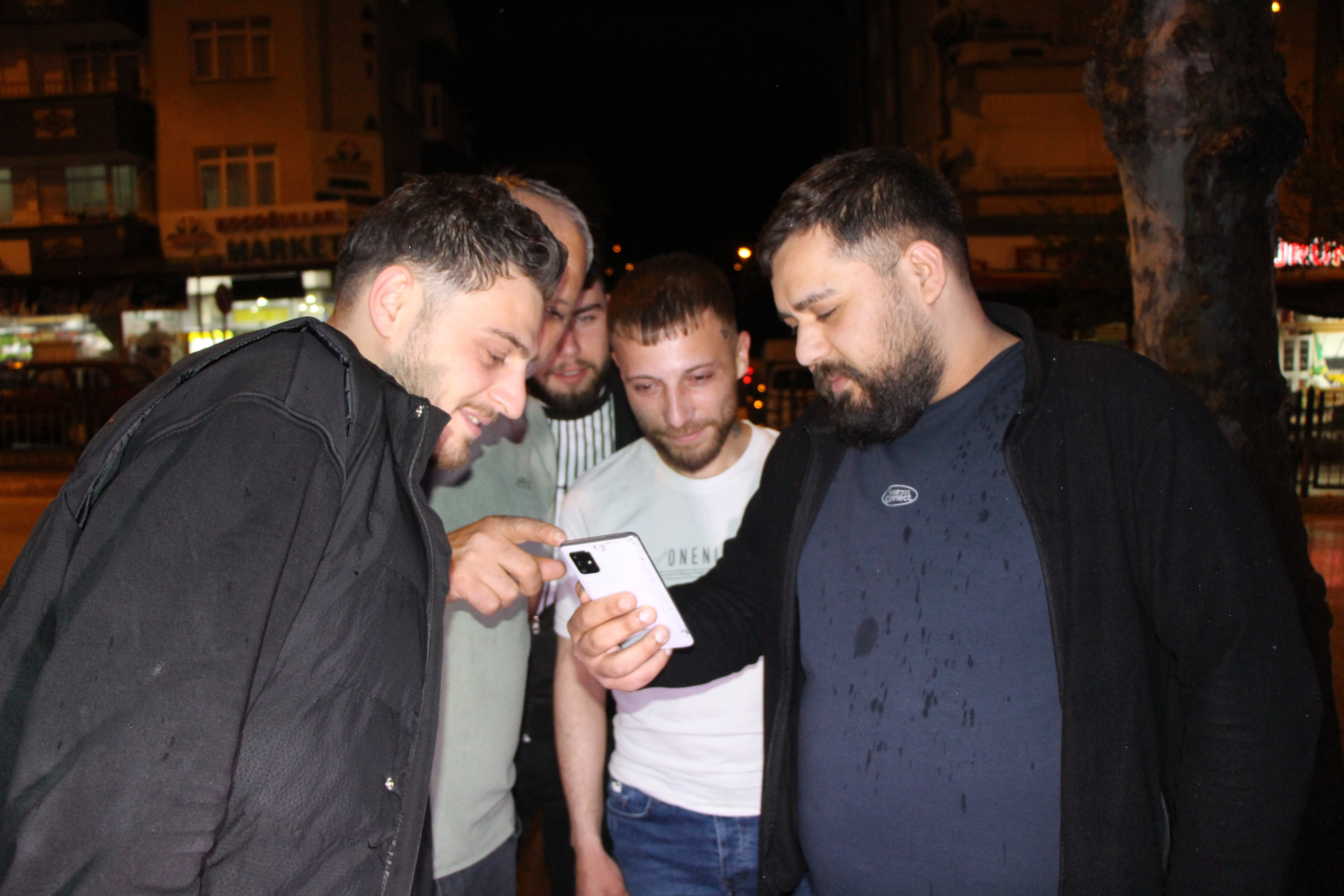Canlı yayındayken 10 metre önüne yıldırım düştü! "Çay bardağını fırlattım" Canlı yayındayken 10 metre önüne yıldırım düştü! "Çay bardağını fırlattım" - 1. Resim