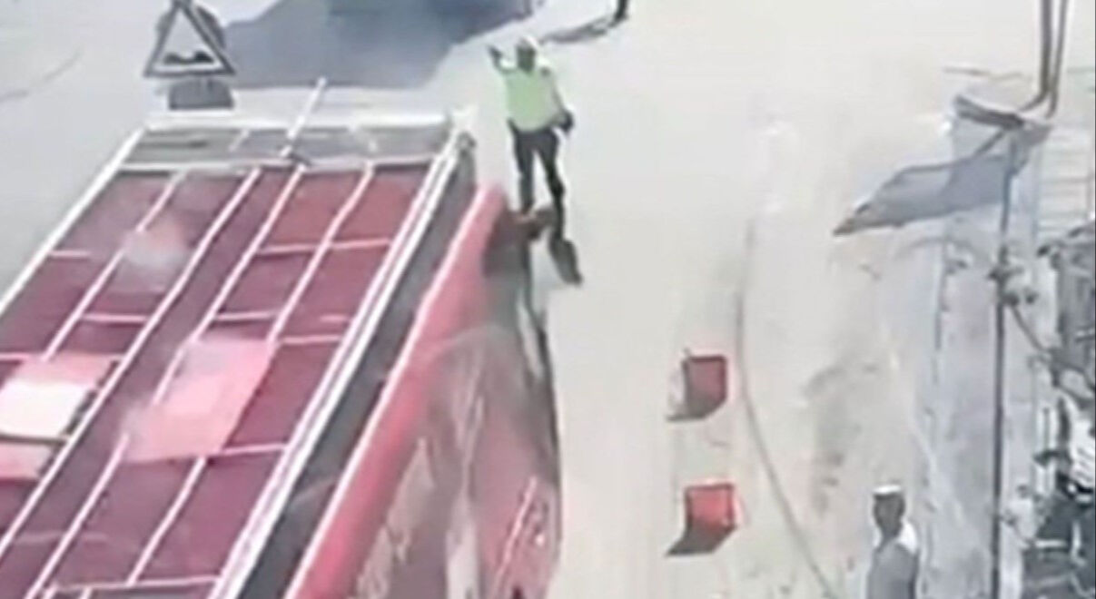 CHP otobüsünü polisin üzerine otobüs süren şoför için istenen ceza belli oldu! Araç, silah sayıldı - 1. Resim