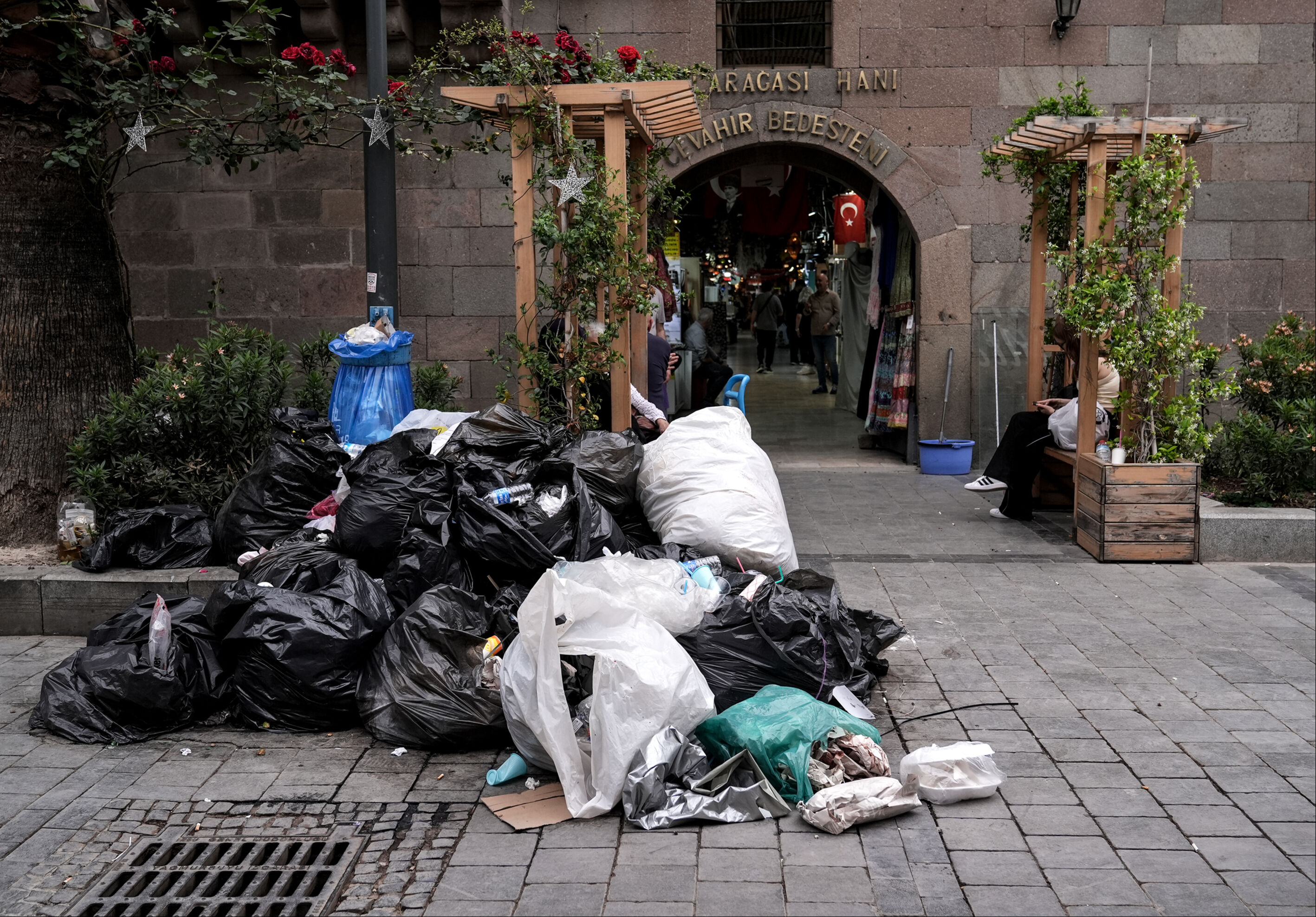 CHP'li belediyede çöp yığınları dağ gibi oldu, vatandaş isyan etti!  CHP'li belediyede çöp yığınları dağ gibi oldu, vatandaş isyan etti!