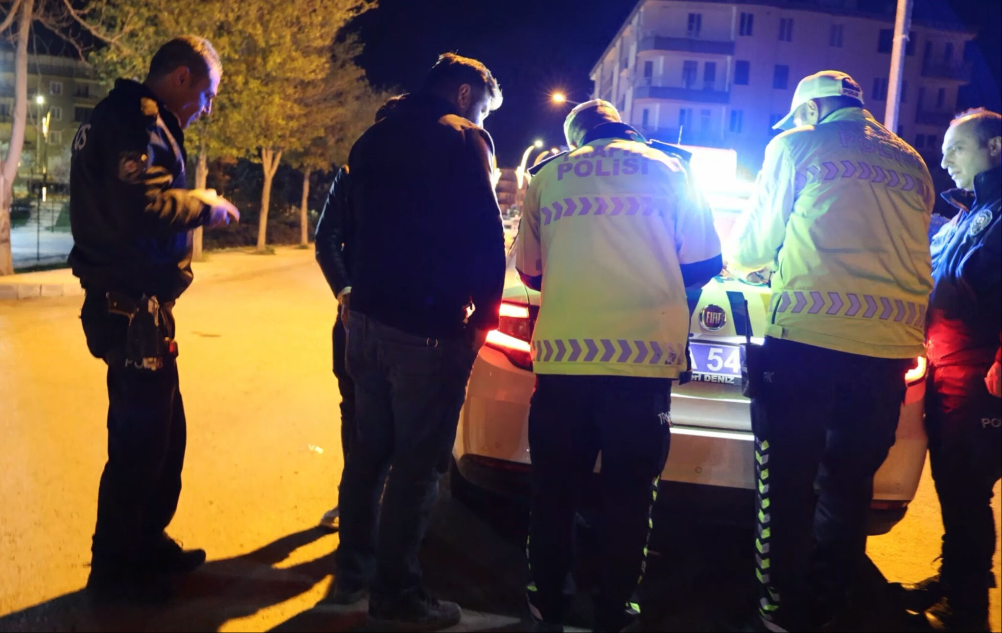 Durmadı, yakalandı, polise isyan etti: Yaşamak istemiyorum, hayattan bıktım Durmadı, yakalandı, polise isyan etti: Yaşamak istemiyorum, hayattan bıktım - 1. Resim
