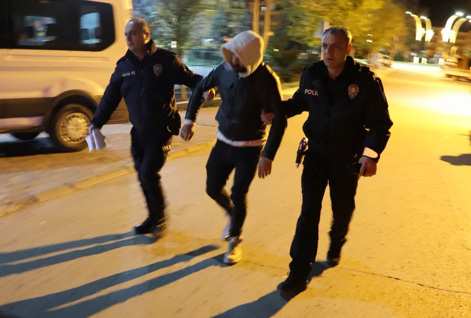 Durmadı, yakalandı, polise isyan etti: Yaşamak istemiyorum, hayattan bıktım Durmadı, yakalandı, polise isyan etti: Yaşamak istemiyorum, hayattan bıktım - 2. Resim