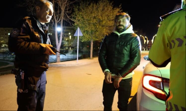 Durmadı, yakalandı, polise isyan etti: Yaşamak istemiyorum, hayattan bıktım Durmadı, yakalandı, polise isyan etti: Yaşamak istemiyorum, hayattan bıktım - 3. Resim