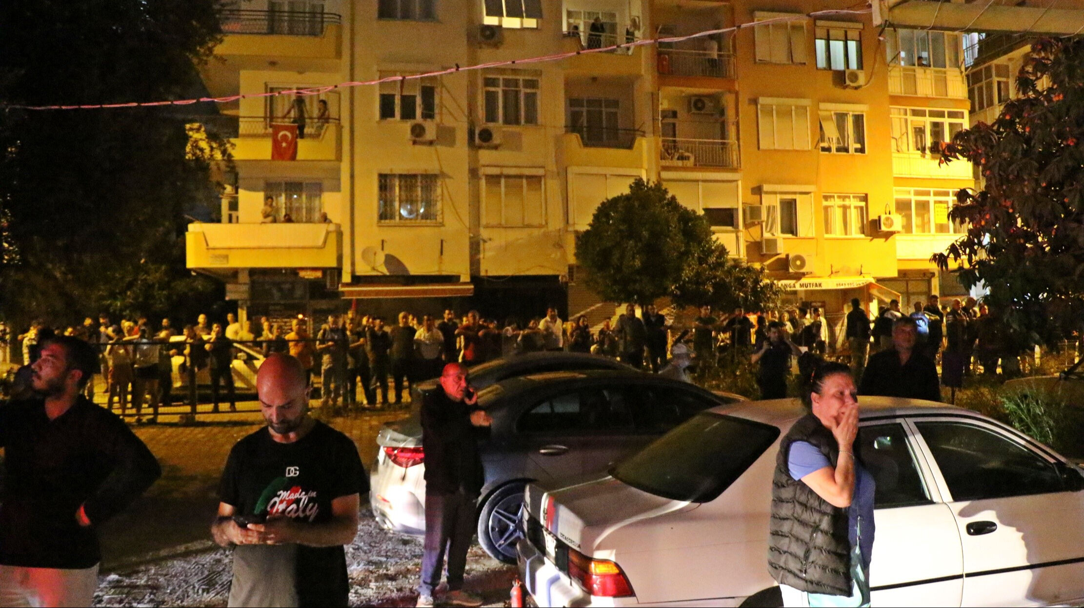 Gece yarısı sokağa döküldüler... Mahallelinin gözyaşlarını kimse durduramadı: Sebebi hayrete düşürdü! - 2. Resim